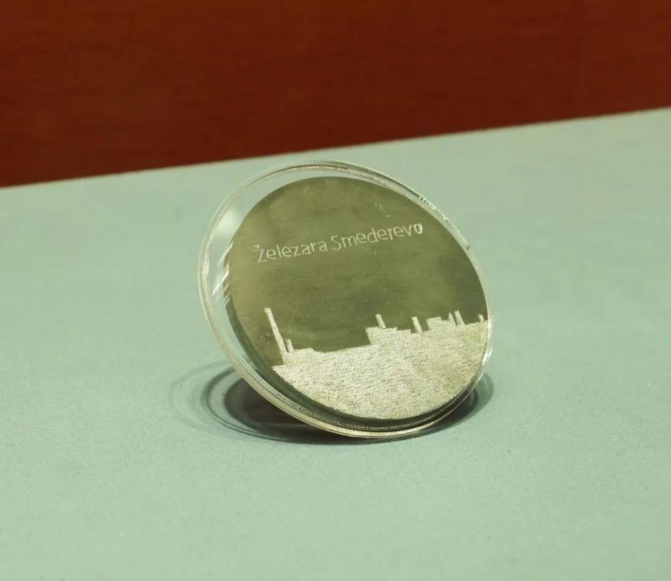 2016年6月，塞爾維亞斯梅戴雷沃鋼廠工人贈(zèng)送習(xí)近平主席的鋼板雕刻工廠剪影紀(jì)念牌。胡楊 攝