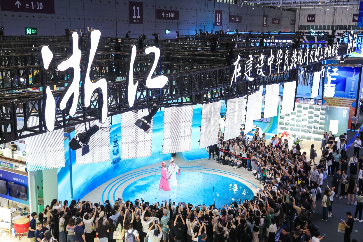 越劇《梁祝》備受參展觀眾喜愛。主辦方供圖