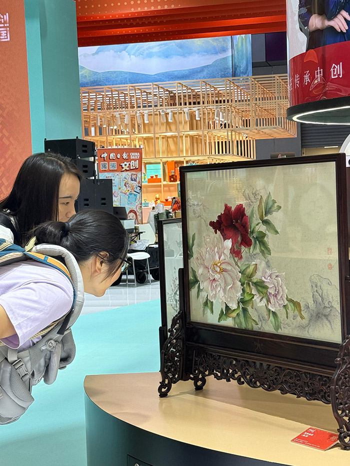 “文創(chuàng)中國”專題展區(qū)。參展觀眾供圖