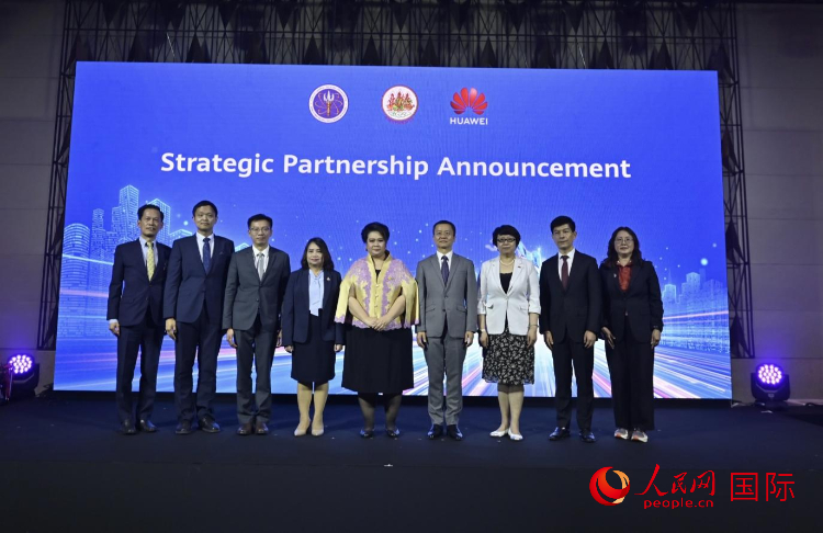 數(shù)字人才峰會(huì)現(xiàn)場(chǎng)。左五為泰國(guó)高等教育、科學(xué)、研究和創(chuàng)新部長(zhǎng)素巴瑪·伊沙拉帕迪，右三中國(guó)駐泰國(guó)大使館教育參贊許蘭，右四為華為泰國(guó)技術(shù)有限公司總經(jīng)理李雄偉。人民網(wǎng)記者 簡(jiǎn)承淵攝