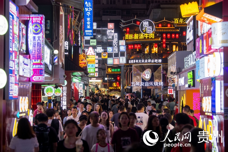 6月21日，貴陽，青云市集內(nèi)游人如織。人民網(wǎng)記者 翁奇羽攝