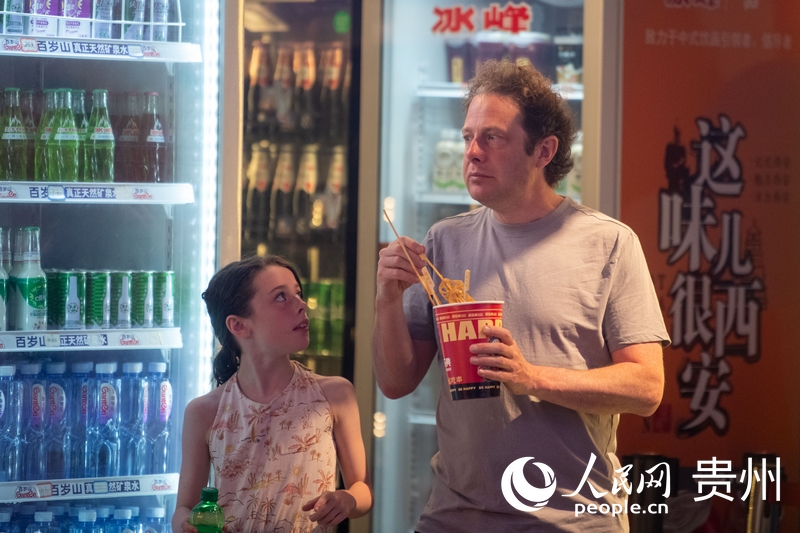 6月21日，貴陽青云市集內(nèi)，游客邊逛邊吃。人民網(wǎng)記者 翁奇羽攝