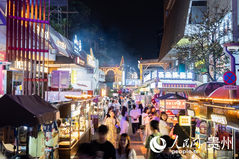 6月21日，夜幕下人頭攢動的貴陽市太平路街區(qū)。人民網(wǎng)記者 涂敏攝