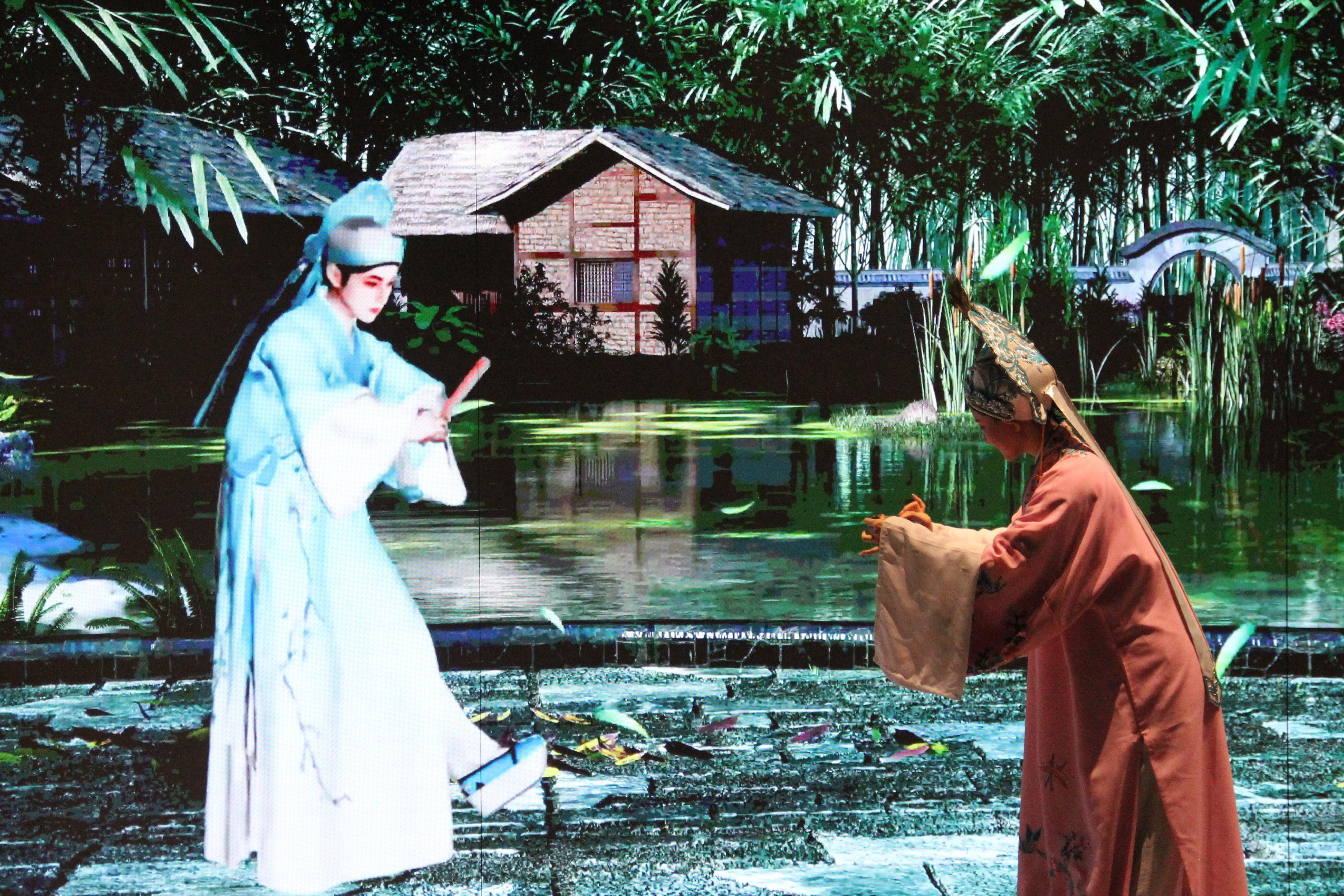 真人演員與虛擬人演員在“元啟金陵”南京數(shù)字文化客廳出演《梁山伯與祝英臺(tái)》經(jīng)典選段。受訪者供圖