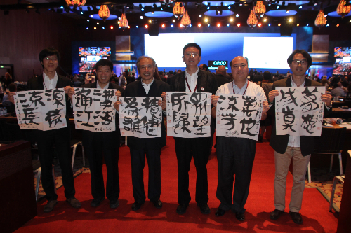 顧風(fēng)（左三）在會場合照留念。受訪者供圖