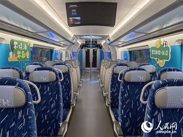 我國(guó)首列氫能源市域列車由位于吉林省的中車長(zhǎng)客股份有限公司自主研制，該列車不燒油，不取電，可實(shí)現(xiàn)零碳排放。人民網(wǎng)記者 馬俊華攝