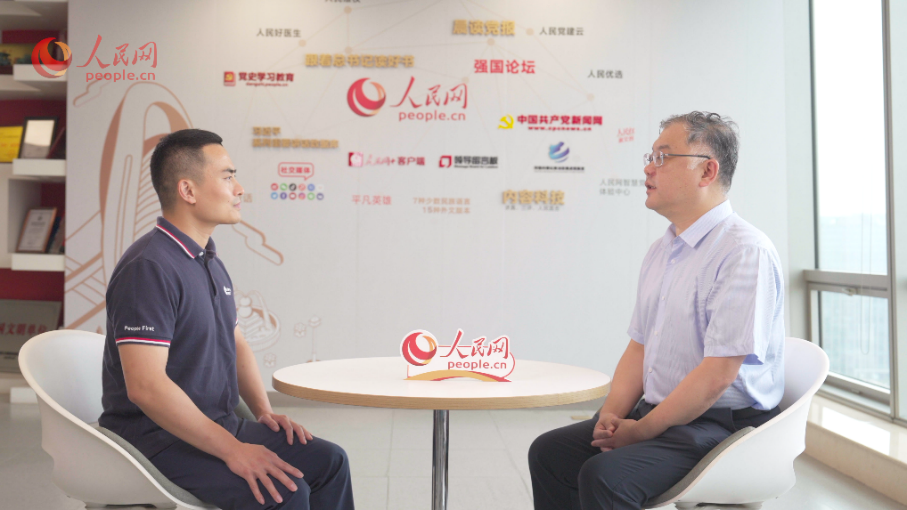 中共中央黨校（國(guó)家行政學(xué)院）國(guó)家治理教研部副主任李江濤（右）接受采訪。人民網(wǎng)記者 王紹紹攝