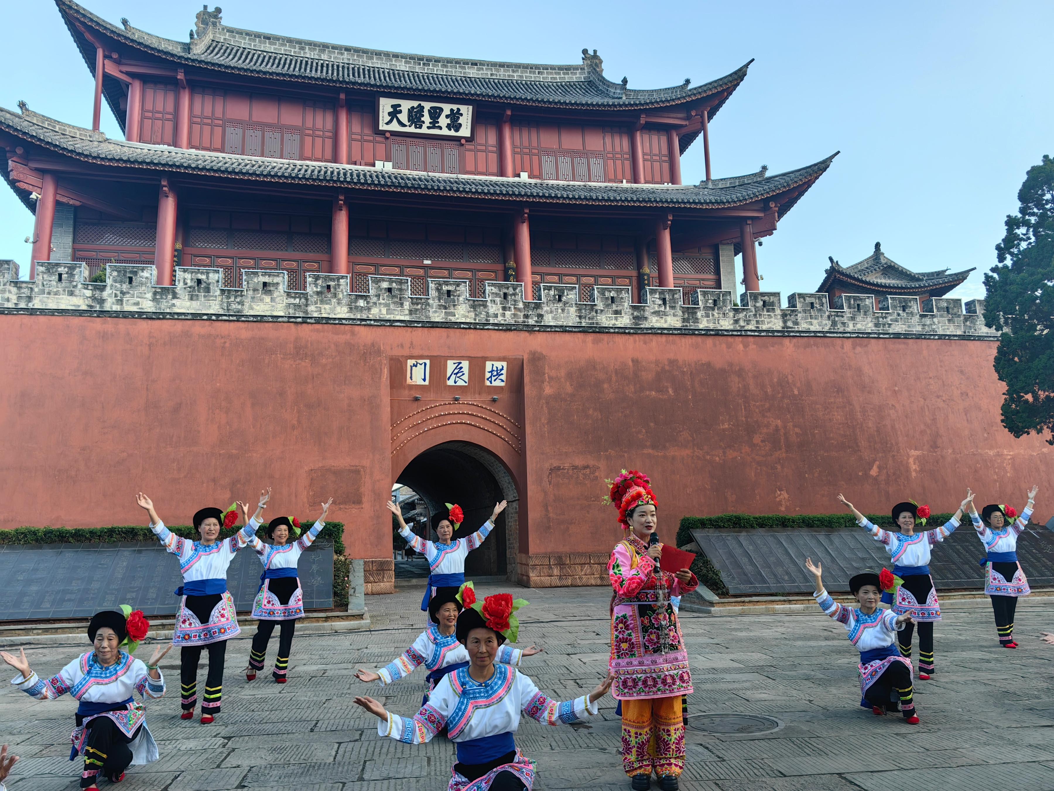 云南大理巍山舉辦普法宣傳活動。人民網(wǎng)記者 孝金波攝