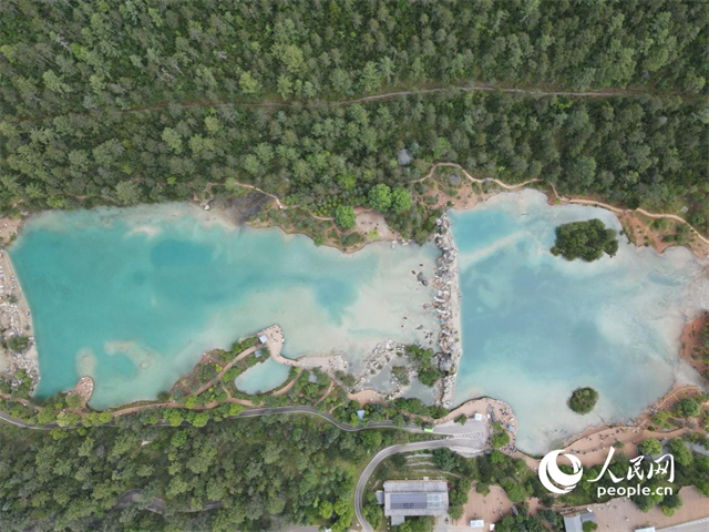 位于麗江市玉龍雪山東麓甲子村的藍月谷景區(qū)。 人民網(wǎng)記者 符皓攝