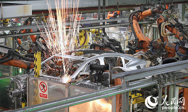 長安汽車兩江工廠，機械臂正在工作。人民網記者 劉祎攝