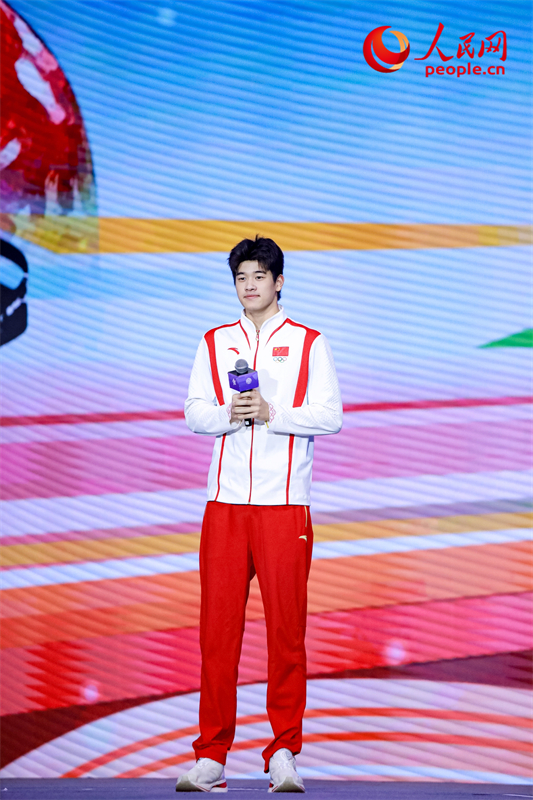 潘展樂分享自己的成長經(jīng)歷。人民網(wǎng)記者 于凱攝