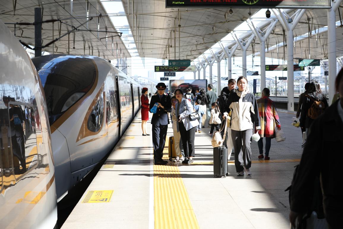 旅客在站臺準備乘車。受訪方供圖