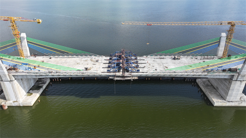 圖為馬古富力大橋合龍現(xiàn)場。中土東非公司供圖