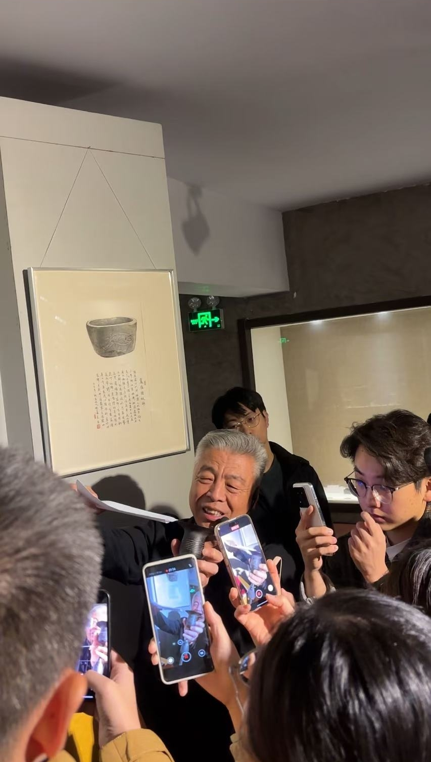 黑陶邢文化博物館館長邢葆東展示兩張相疊的A4紙，向記者解釋此為杯口的厚度。