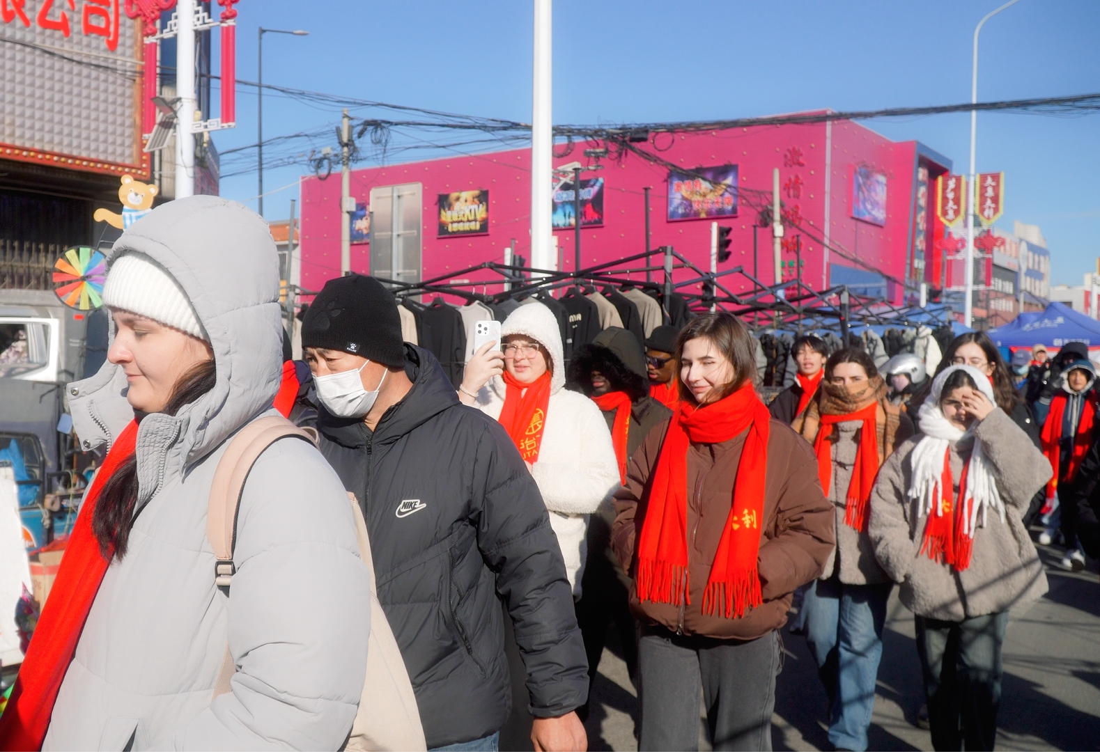 津彩過大年 | 國際青年趕鄉(xiāng)村大集 這個(gè)非遺春節(jié)收獲多多