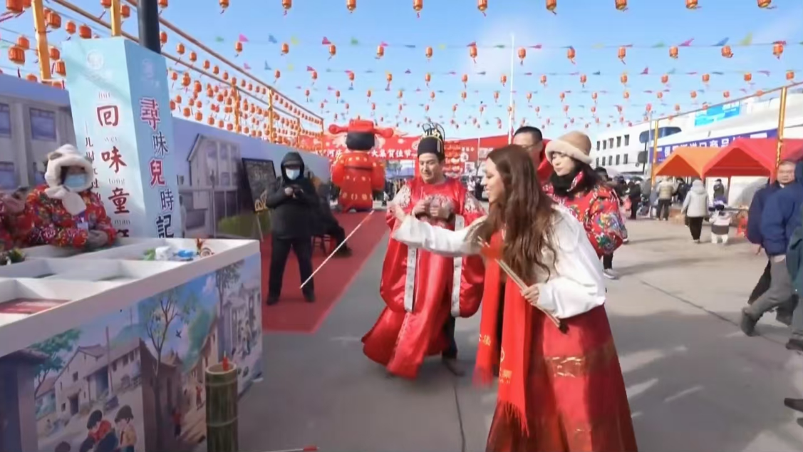 津彩過大年 | 國際青年趕鄉(xiāng)村大集 這個(gè)非遺春節(jié)收獲多多