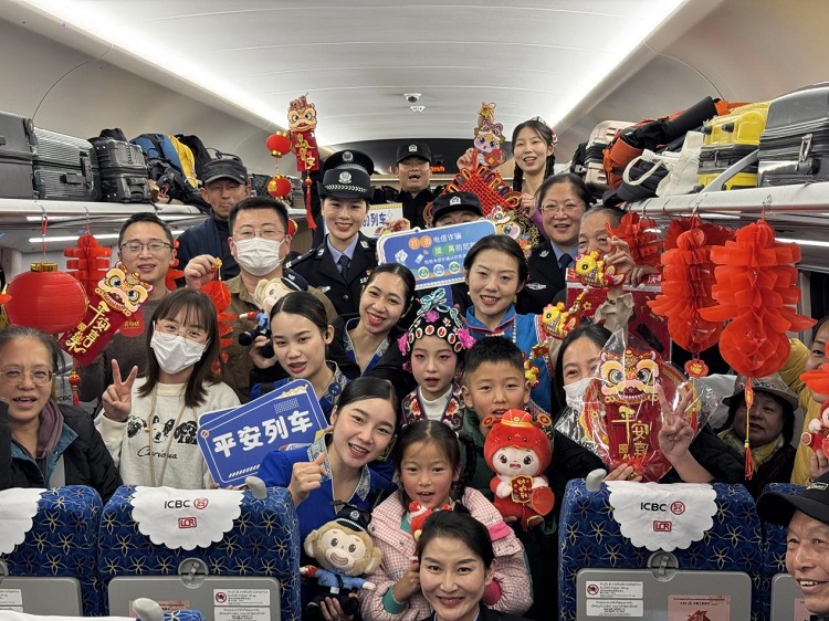 春節(jié)期間，在中老鐵路磨萬(wàn)（磨丁—萬(wàn)象）段，鐵路客運(yùn)員工與乘客合影留念。李加勇攝
