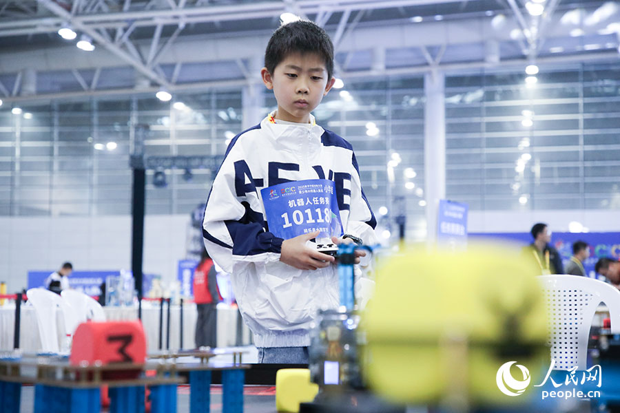 參加2025數(shù)字中國(guó)創(chuàng)新大賽青少年AI機(jī)器人賽道決賽的小選手。人民網(wǎng)記者 焦艷攝