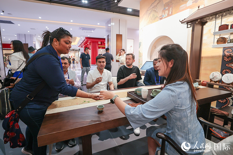 5月25日，外國媒體人在霍爾果斯國際邊境合作中心中國文化館參觀。人民網(wǎng)記者 張武軍攝