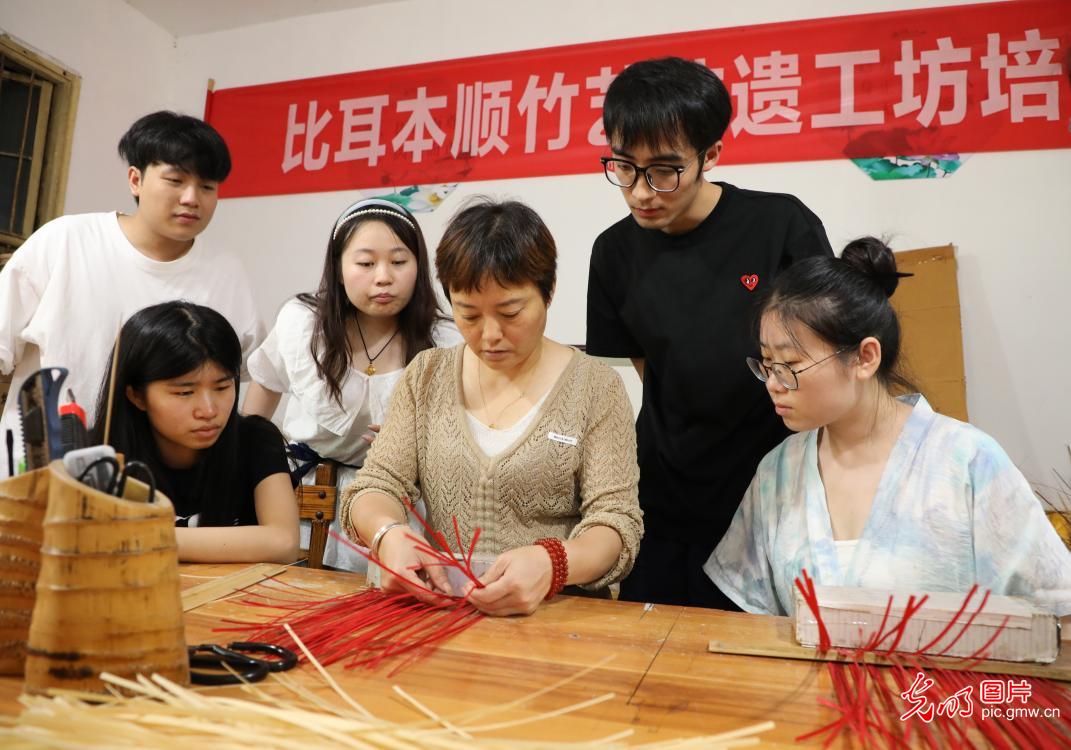 直播助農(nóng)、健康義診、扮靚街巷……青年學(xué)子暑期返鄉(xiāng)服務(wù)桑梓