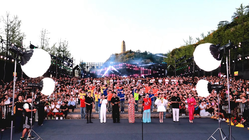 “寶塔山下唱民歌”活動現(xiàn)場盛況。加向前攝