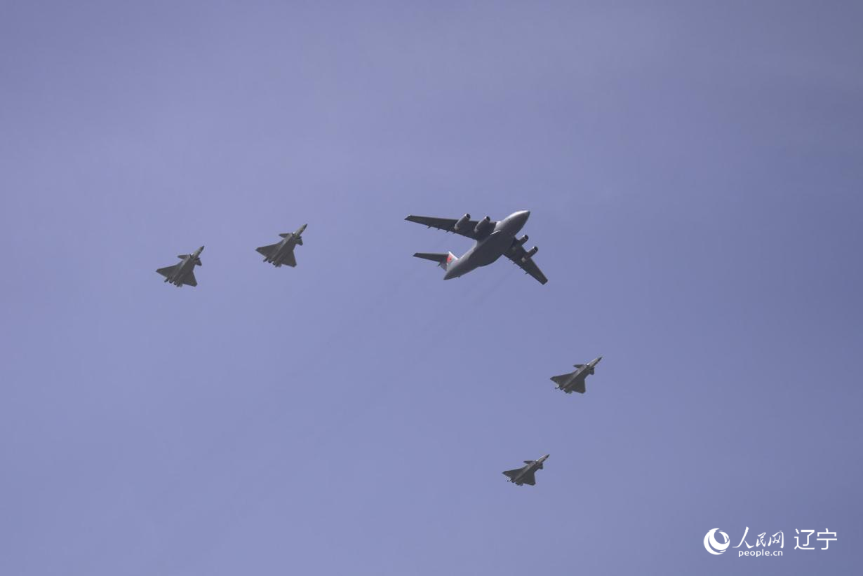 執(zhí)行第十二批在韓中國(guó)人民志愿軍烈士遺骸轉(zhuǎn)運(yùn)任務(wù)的運(yùn)-20進(jìn)入中國(guó)領(lǐng)空后，首次采用“五機(jī)編隊(duì)”的方式，由4架殲-20伴飛護(hù)航，與往年相比護(hù)航規(guī)格更高。人民網(wǎng)記者 邱宇哲攝