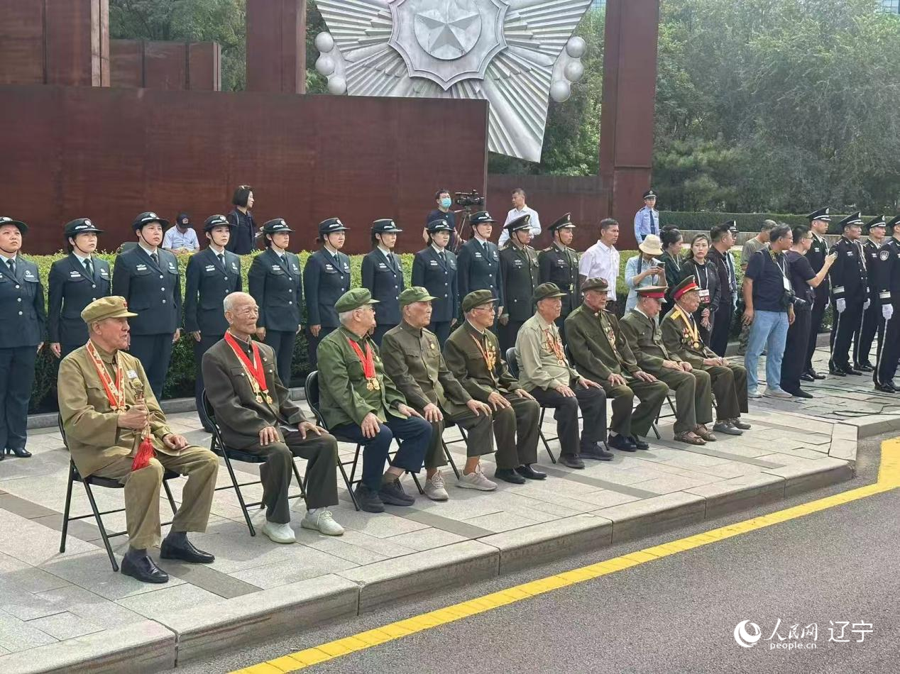 沈陽(yáng)抗美援朝烈士陵園門(mén)前，志愿軍老戰(zhàn)士等候戰(zhàn)友的歸隊(duì)。人民網(wǎng)記者 周頌雪攝