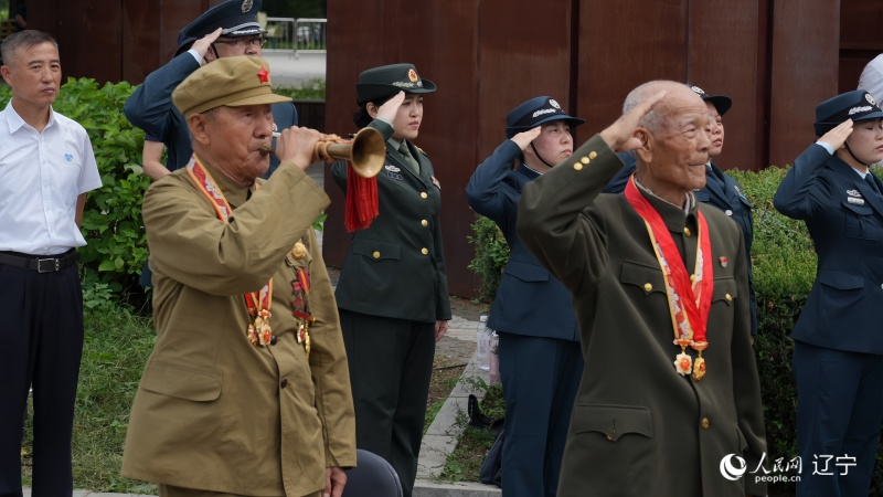 志愿軍老戰(zhàn)士南啟祥再次為戰(zhàn)友吹響了沖鋒號(hào)。人民網(wǎng)記者 周頌雪攝