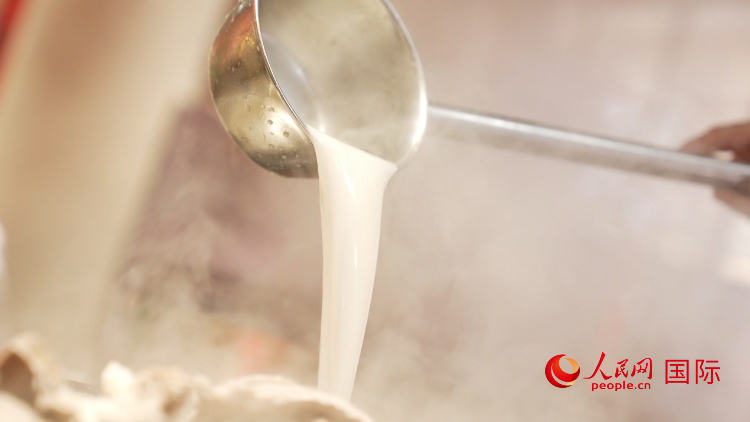 熬制中的徐州羊湯。人民網(wǎng)記者 蘇纓翔攝