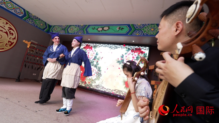 人民網(wǎng)外籍專(zhuān)家湖長(zhǎng)明體驗(yàn)柳琴戲。人民網(wǎng)記者 蘇纓翔攝