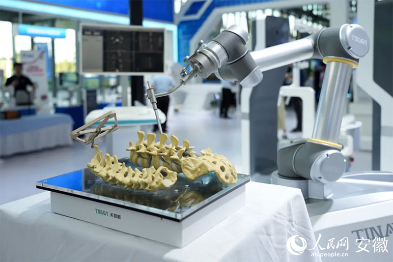 2024世界制造業(yè)大會上展出的骨科手術機器人。人民網(wǎng)記者 王銳攝