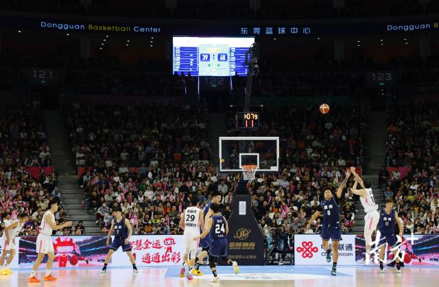 11月12日，十五運(yùn)會(huì)男籃成年組決賽，現(xiàn)場有序而熱烈。張由瓊 攝