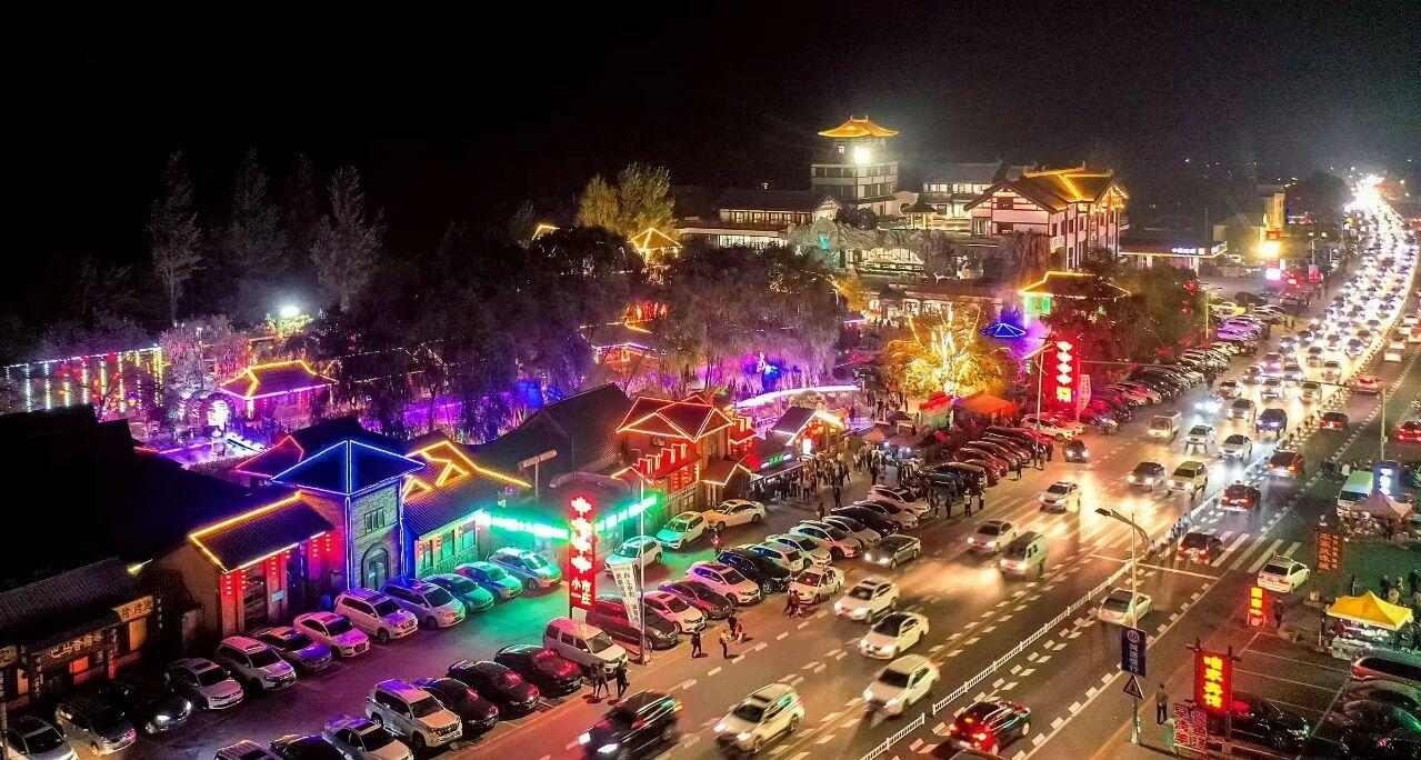 “小市一莊”夜景。受訪者供圖