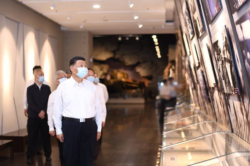 2022年8月16日至17日，中共中央總書(shū)記、國(guó)家主席、中央軍委主席習(xí)近平在遼寧考察。這是16日下午，習(xí)近平在錦州市考察遼沈戰(zhàn)役紀(jì)念館。 新華社記者 燕雁 攝