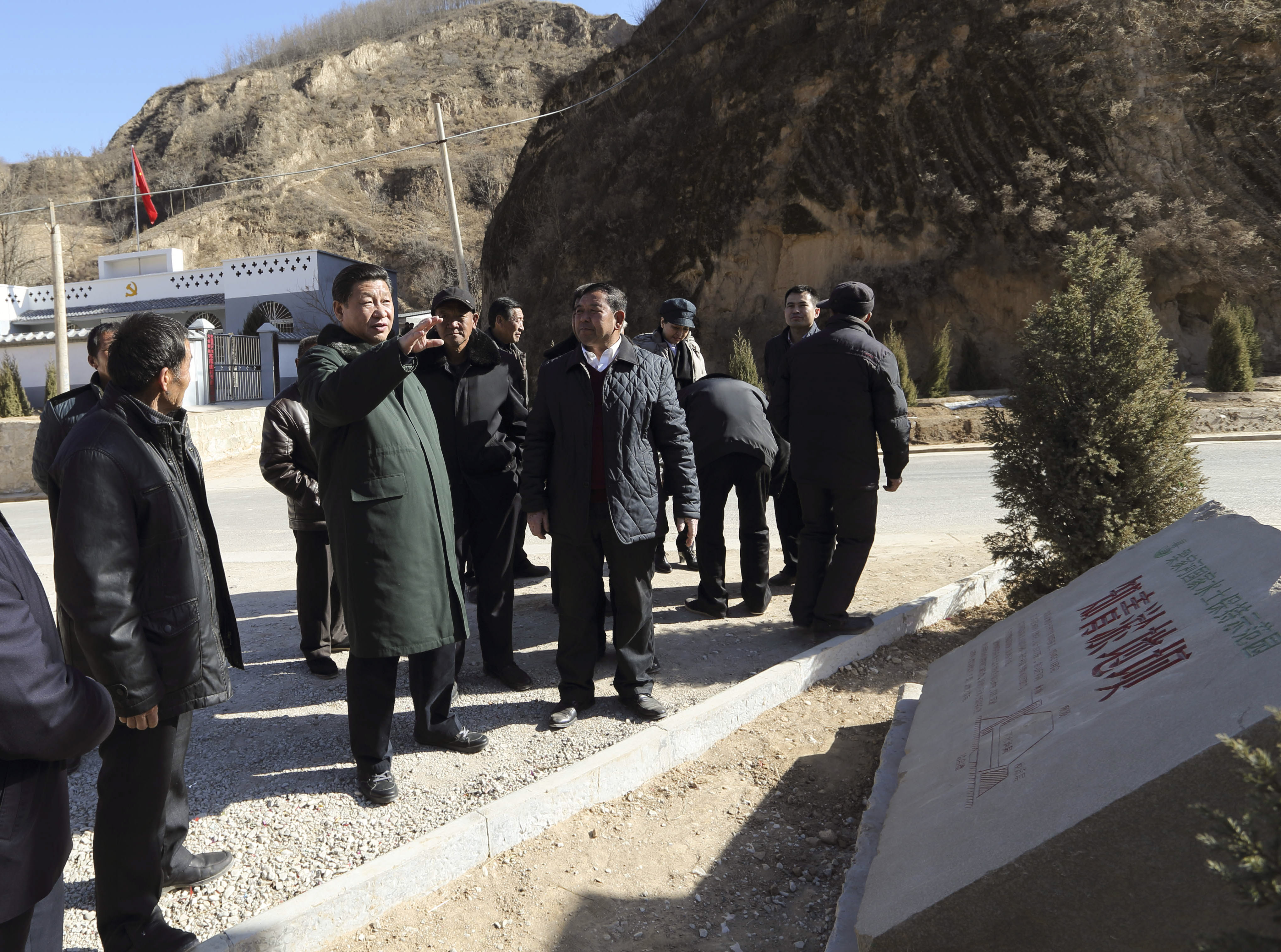 2015年春節(jié)前夕，習(xí)近平來(lái)到陜西考察調(diào)研，第一站便來(lái)到延安市延川縣梁家河村。新華社 發(fā)