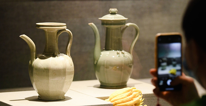 2021年9月14日，浙江省博物館，觀眾在拍攝北宋龍泉窯執(zhí)壺（左）和龍泉青瓷藝人劉杰制作的執(zhí)壺。