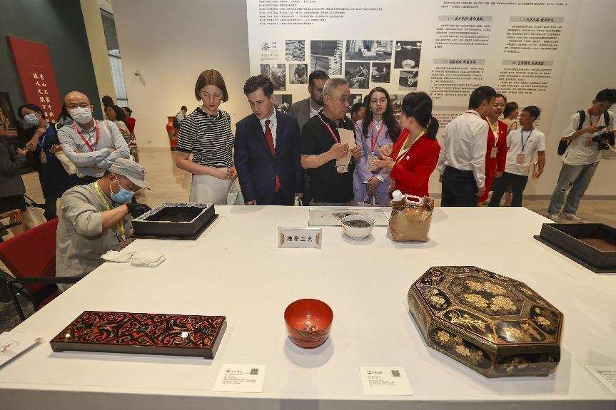 2023年5月28日，北京，推光漆器匠人為駐華使節(jié)展示技藝。