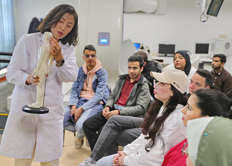 2023年4月19日，河北省秦皇島市中醫(yī)醫(yī)院醫(yī)務(wù)工作者為燕山大學(xué)外國(guó)留學(xué)生講解中醫(yī)經(jīng)絡(luò)知識(shí)。