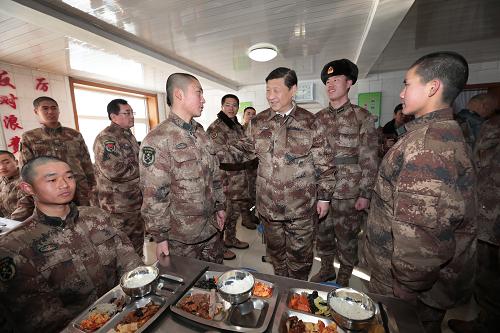 2014年1月26日中午，習(xí)近平來到連隊食堂，同戰(zhàn)士們一起用餐。新華社記者 李剛 攝