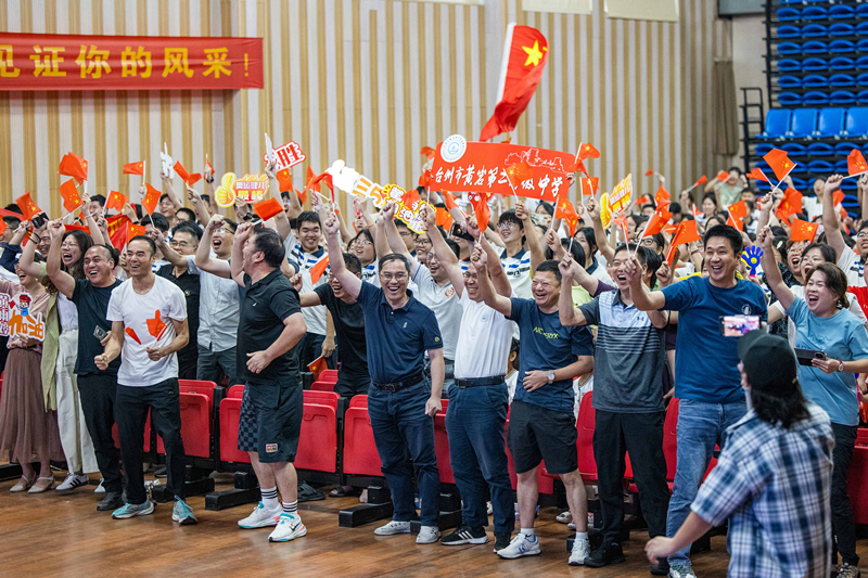 北京時間7月27日，2024年巴黎奧運(yùn)會首個比賽日，在射擊10米氣步槍混合團(tuán)體比賽中，中國選手黃雨婷/盛李豪獲得金牌。圖為黃雨婷的母校師生們通過收看奧運(yùn)直播的方式為她加油助威。