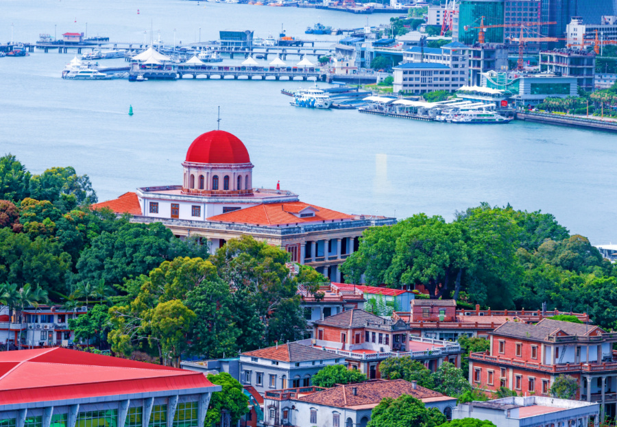 鼓浪嶼素有“萬(wàn)國(guó)建筑博物館”的美譽(yù)，八卦樓作為全國(guó)重點(diǎn)文物保護(hù)單位，是鼓浪嶼世界文化遺產(chǎn)核心要素之一。楊勁堅(jiān) 攝