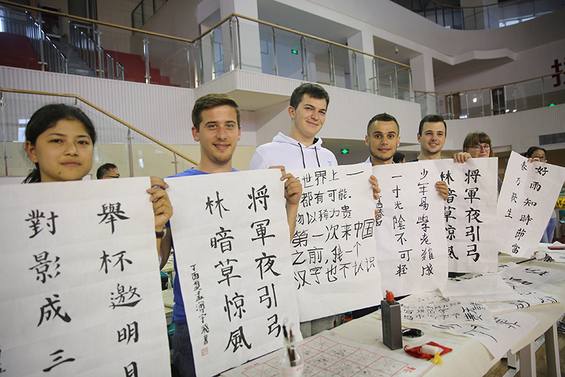 2017年6月5日，來自青島大學(xué)和中國石油大學(xué)（華東）的外國留學(xué)生在展示剛剛現(xiàn)場完成的書法作品。