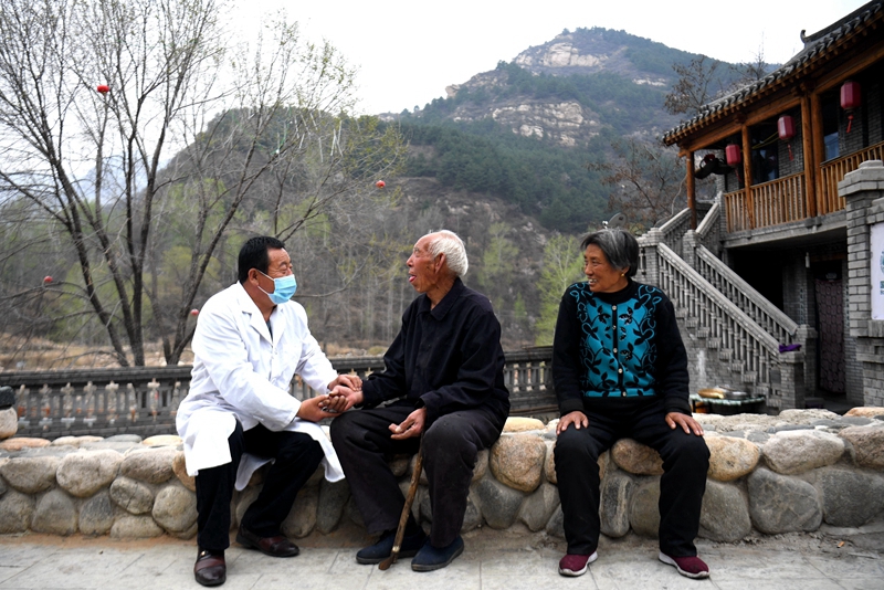 2020年4月15日，在河北阜平縣龍泉關(guān)鎮(zhèn)駱駝灣村，村醫(yī)霍建國(guó)為村民把脈。