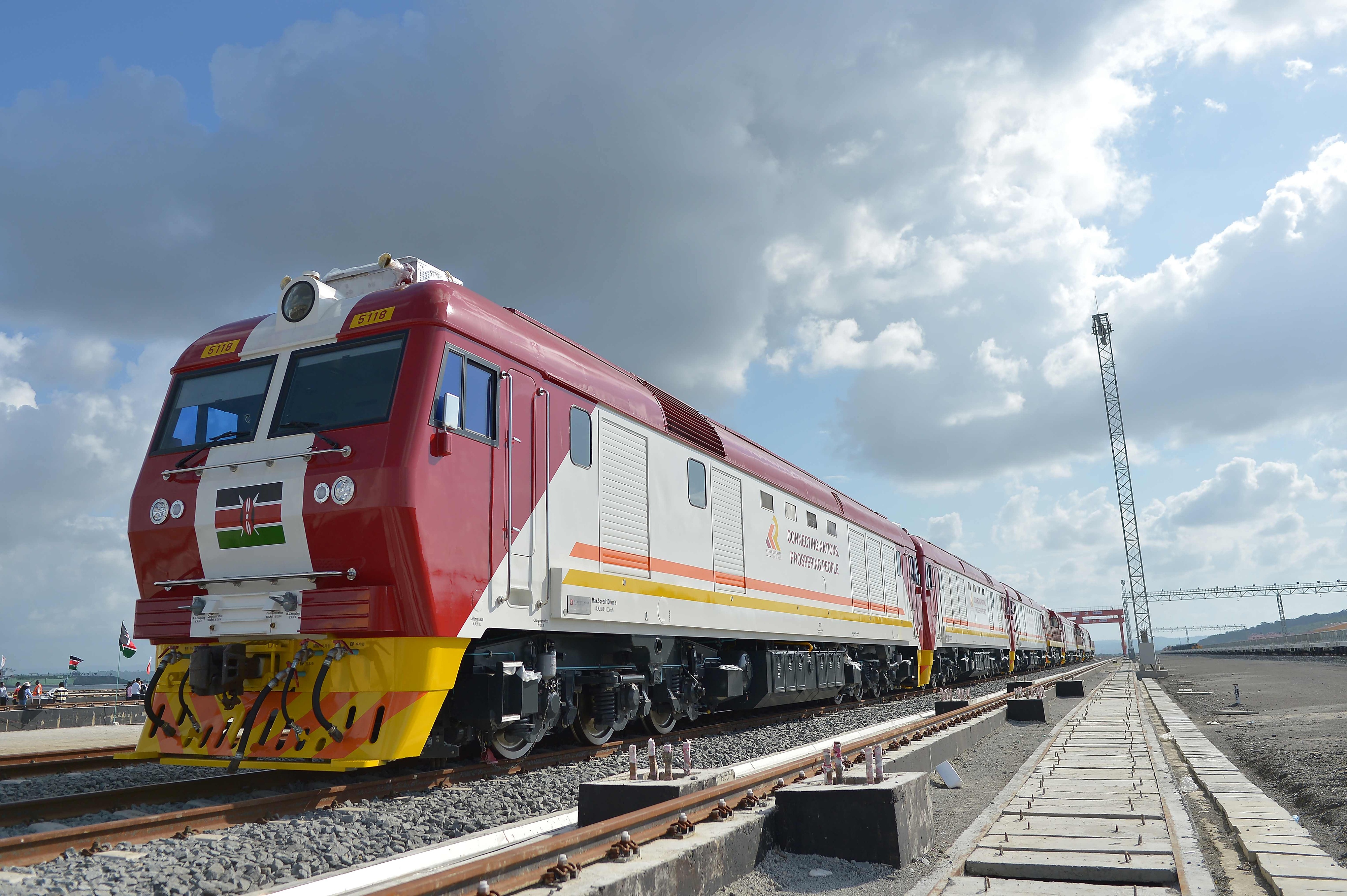 當(dāng)?shù)貢r間2017年5月30日，肯尼亞蒙巴薩，連接肯尼亞港口城市蒙巴薩和首都內(nèi)羅畢的蒙內(nèi)鐵路正式竣工通車。