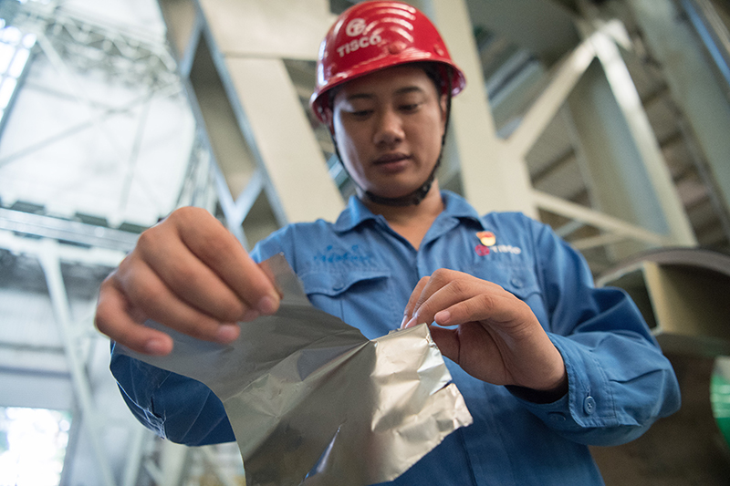 2018年8月8日，山西省太原市，太鋼精密帶鋼公司工作人員用手撕開不銹鋼。