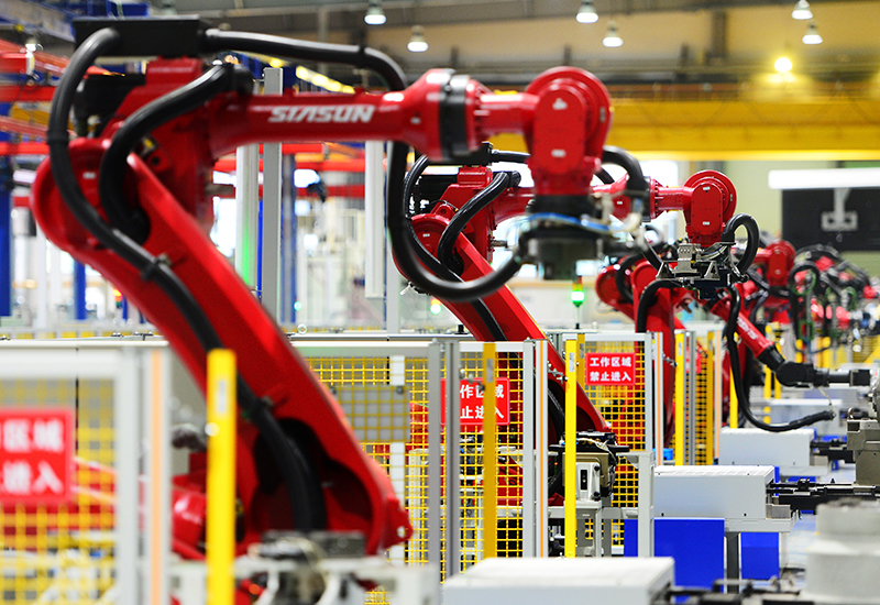 2019年11月22日，沈陽，一家數(shù)字化智能工廠內(nèi)，名為SR210的機器人正在自主地抓取各種零部件，快速組裝稍小的工業(yè)機器人。