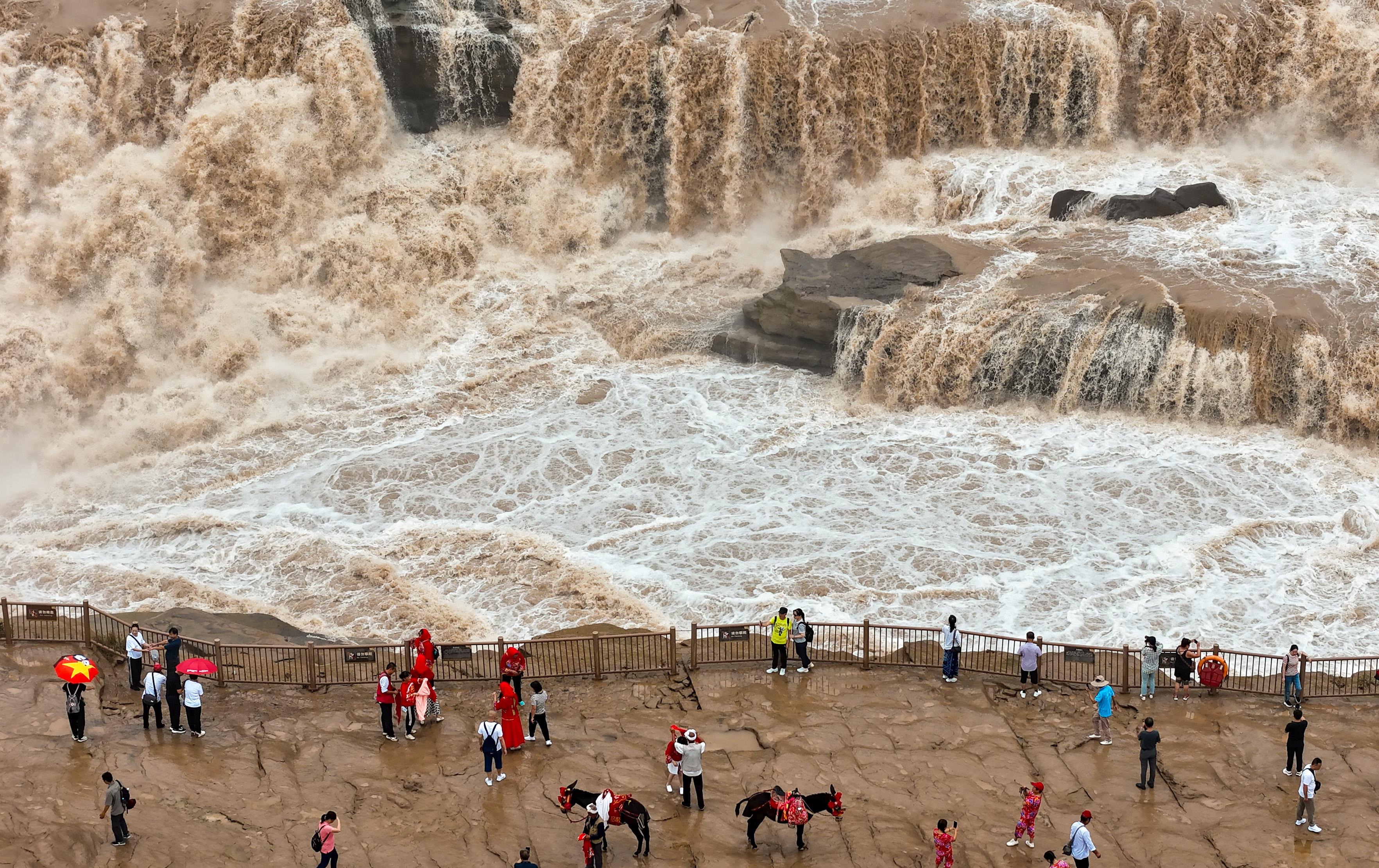 △2024年9月，游客在黃河壺口瀑布景區(qū)游覽。
