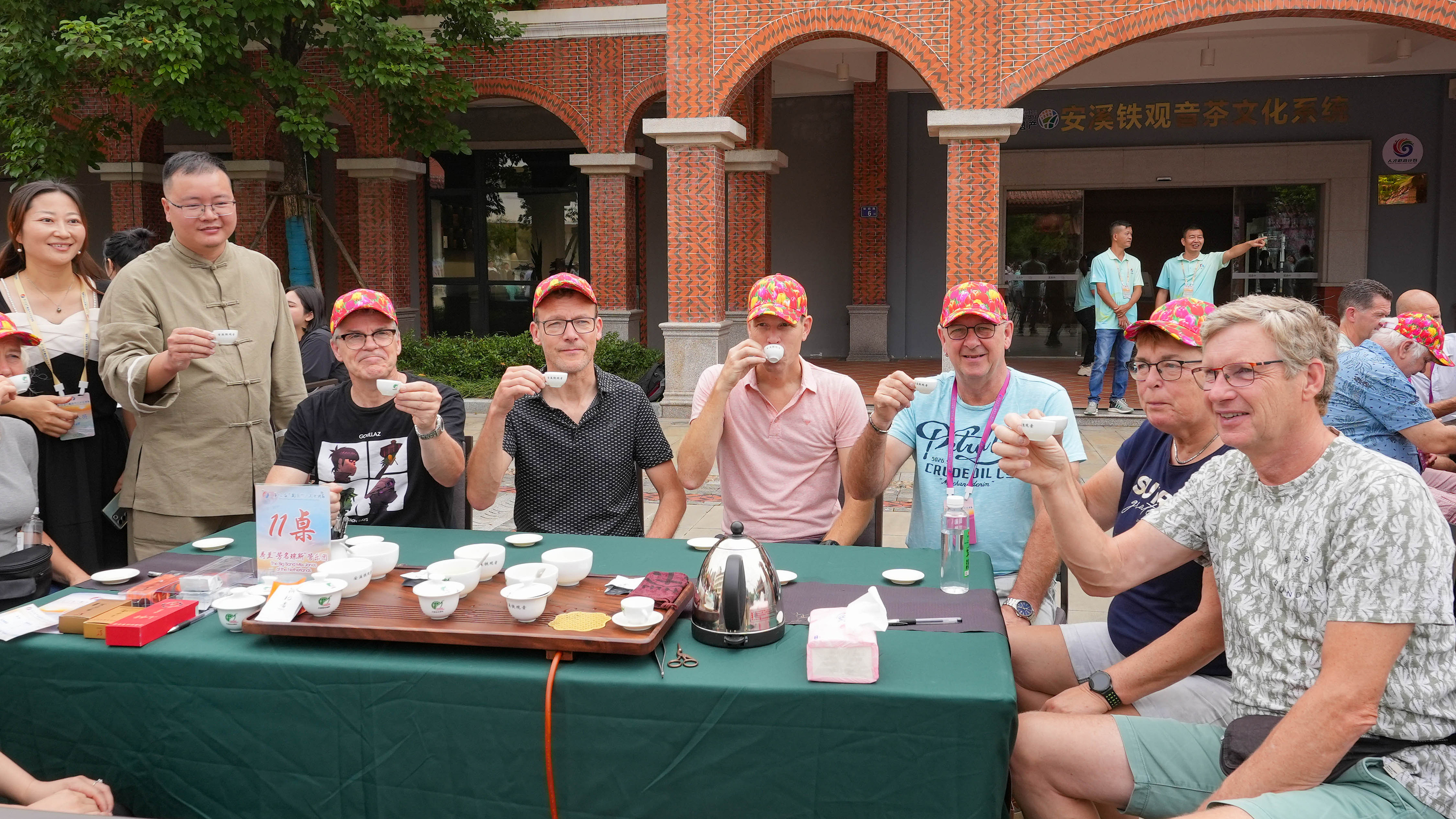 △2023年10月4日，福建泉州，外國人品中國茶。