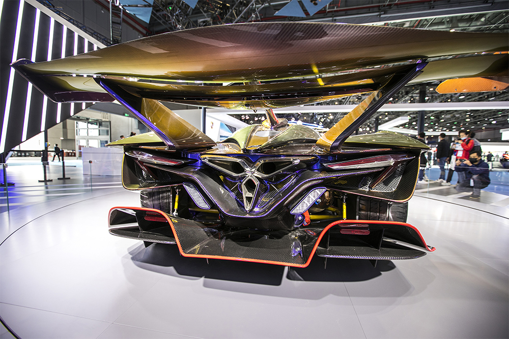 2020年11月5日，上海，來自德國的全球首款全碳纖維跑車亮相進(jìn)博會(huì)。該車總重量只有1250KG。