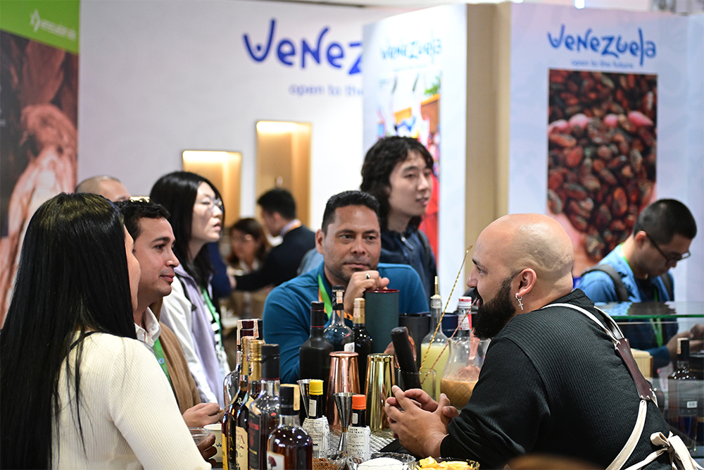 2023年11月9日，上海，觀眾在進(jìn)博會(huì)委內(nèi)瑞拉館參觀、交流、洽談。